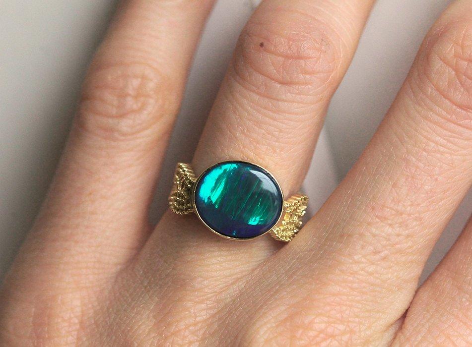 Schwarzer ovaler Opal-Goldring mit Opal als Herzstück, verziert mit Vintage-Spitze an den Seiten