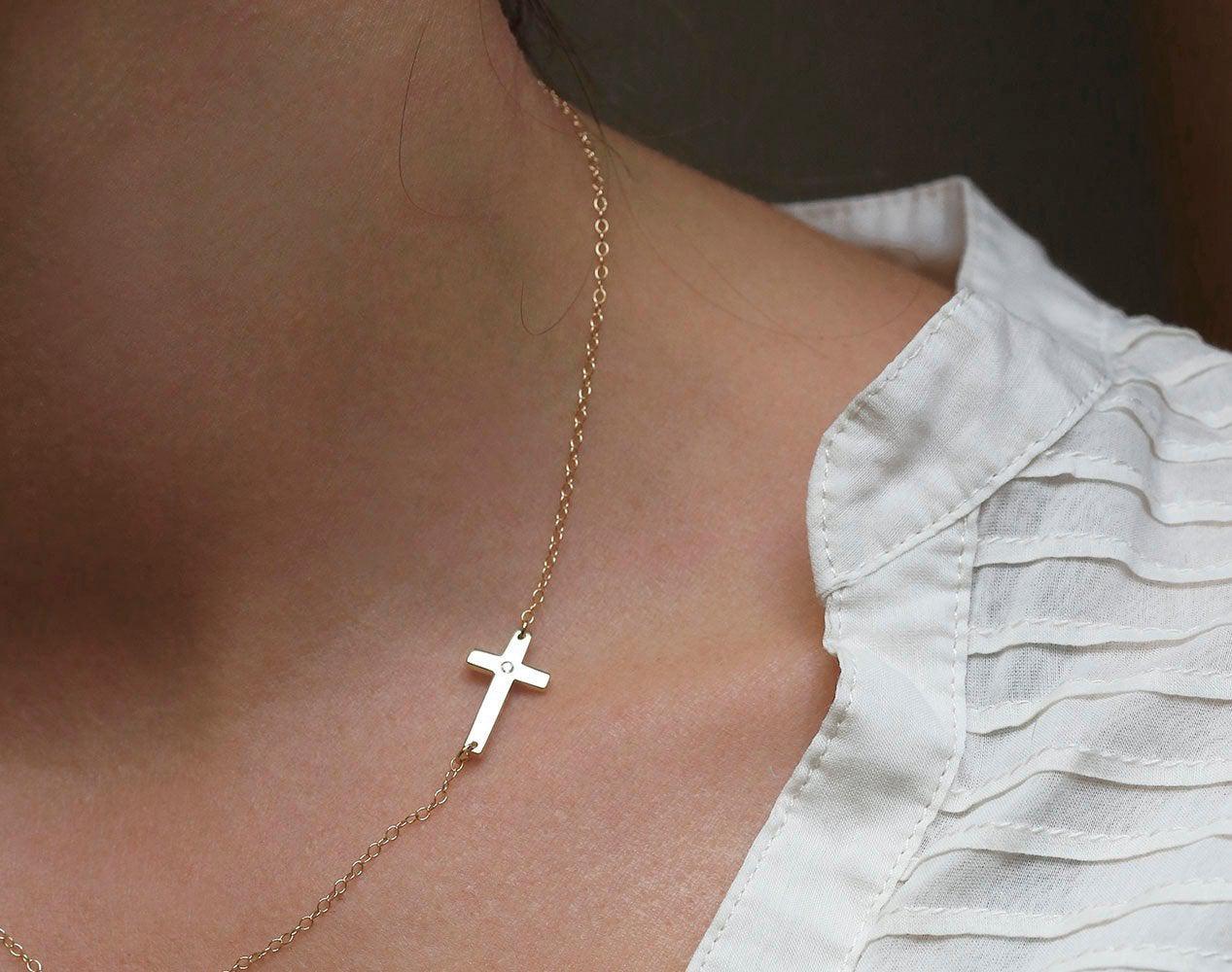 Goldkreuz-Halskette mit rundem weißen Diamanten in der Mitte