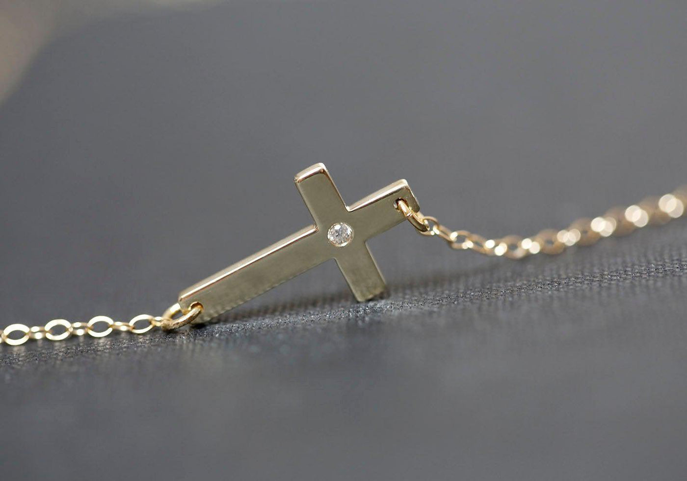 Goldkreuz-Halskette mit rundem weißen Diamanten in der Mitte