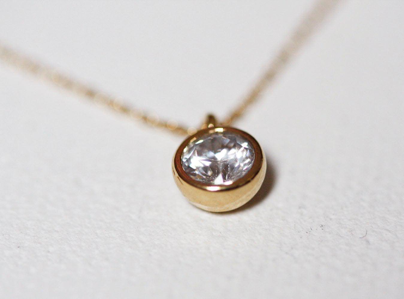 Kubische runde Solitär-Halskette mit Diamanten oder Zirkonen und goldener Zargenfassung