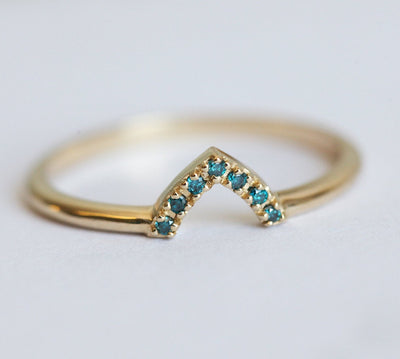 Gebogener Chevron-Ring mit blauen Diamanten