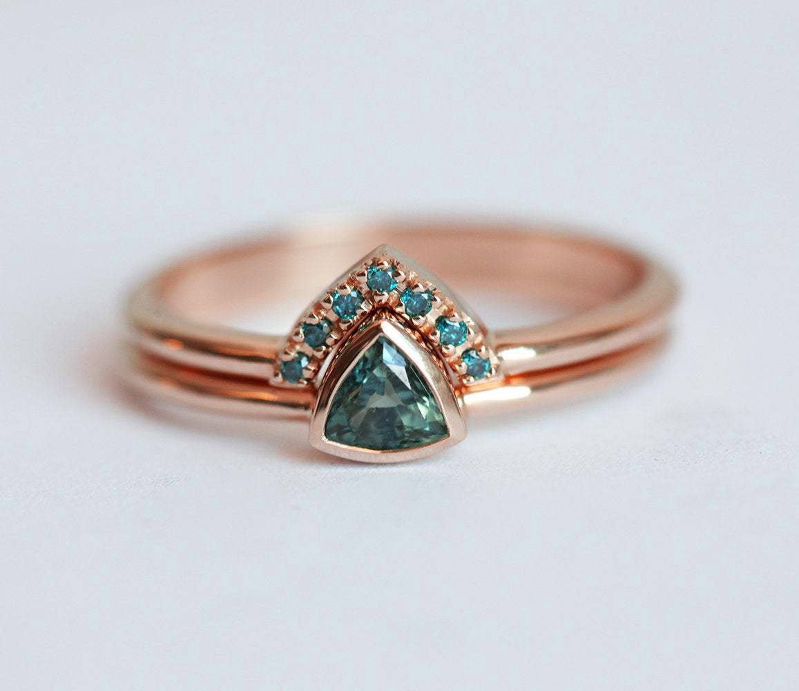 Gebogener Chevron-Ring mit blauen Diamanten und Hauptring