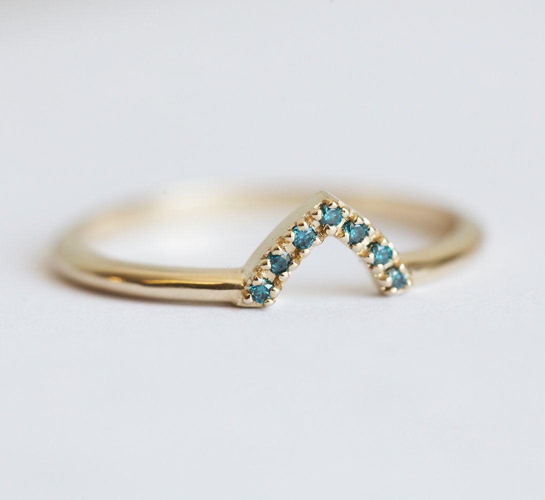 Gebogener Chevron-Ring mit blauen Diamanten