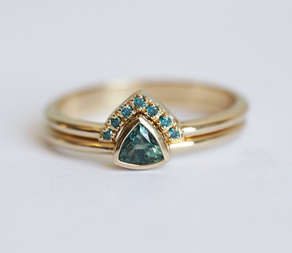 Gebogener Chevron-Ring mit blauen Diamanten und Hauptring