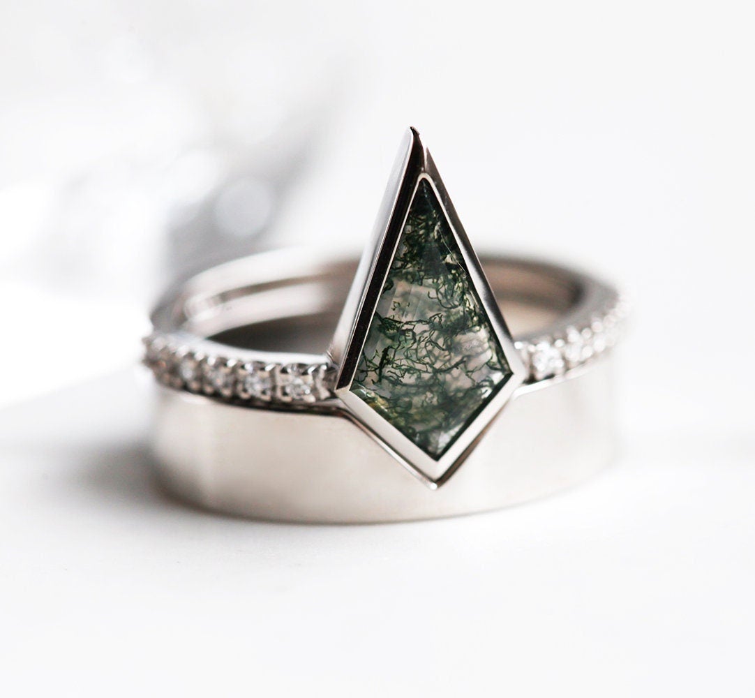 Drachenmoos-Achat-Ring mit seitlichen weißen runden Diamanten und einem Nesting-Band