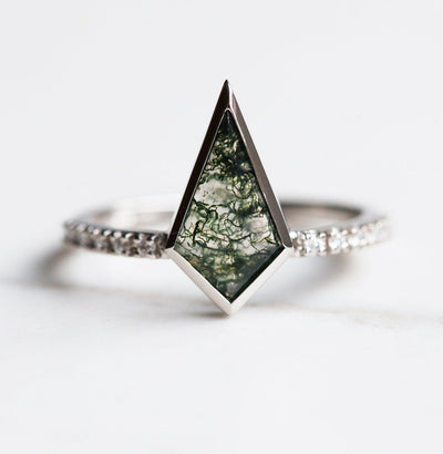 Drachenmoos-Achat-Ring mit seitlichen weißen runden Diamanten und einem Nesting-Band