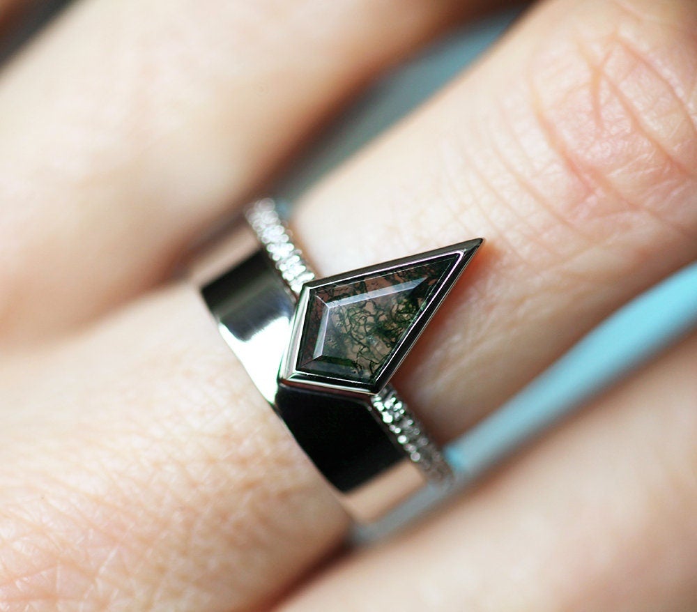 Drachenmoos-Achat-Ring mit seitlichen weißen runden Diamanten und einem Nesting-Band