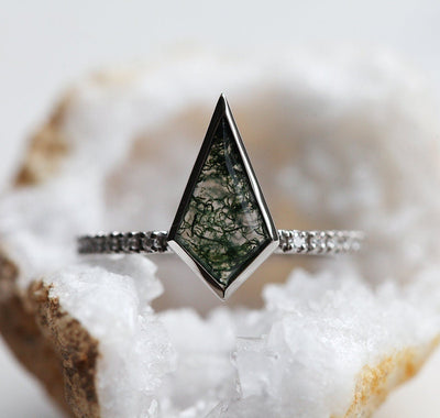 Drachenmoos-Achat-Ring mit seitlichen weißen runden Diamanten und einem Nesting-Band