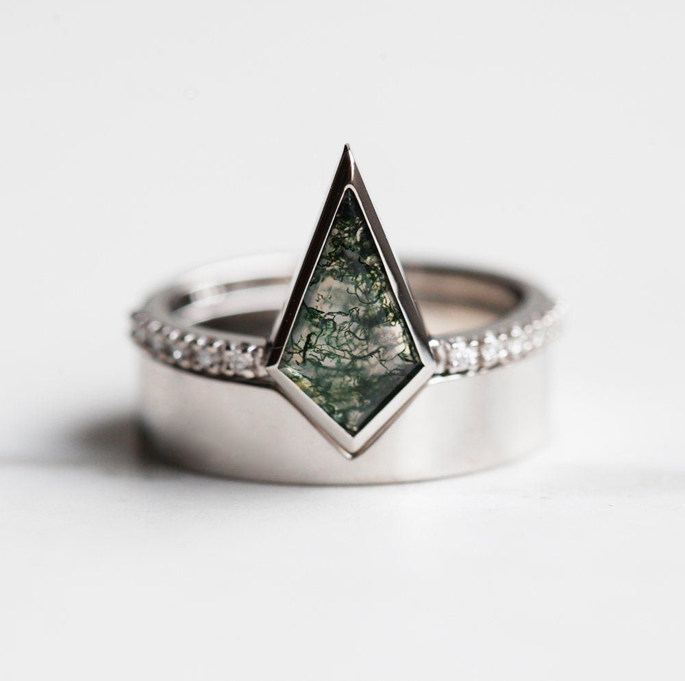 Drachenmoos-Achat-Ring mit seitlichen weißen runden Diamanten und einem Nesting-Band