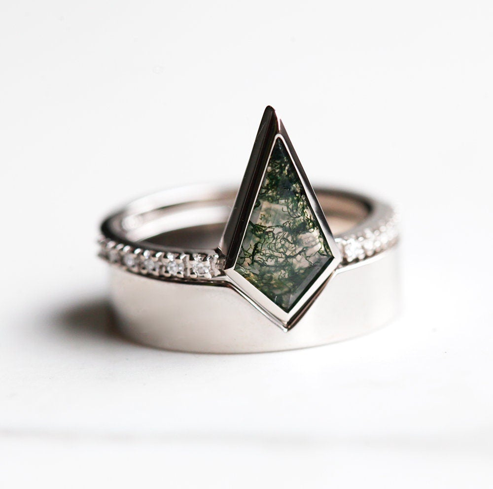 Drachenmoos-Achat-Ring mit seitlichen weißen runden Diamanten und einem Nesting-Band