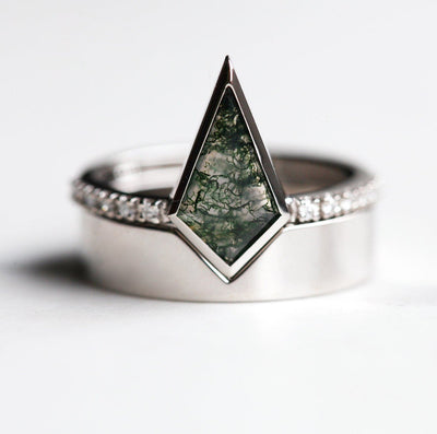 Drachenmoos-Achat-Ring mit seitlichen weißen runden Diamanten und einem Nesting-Band