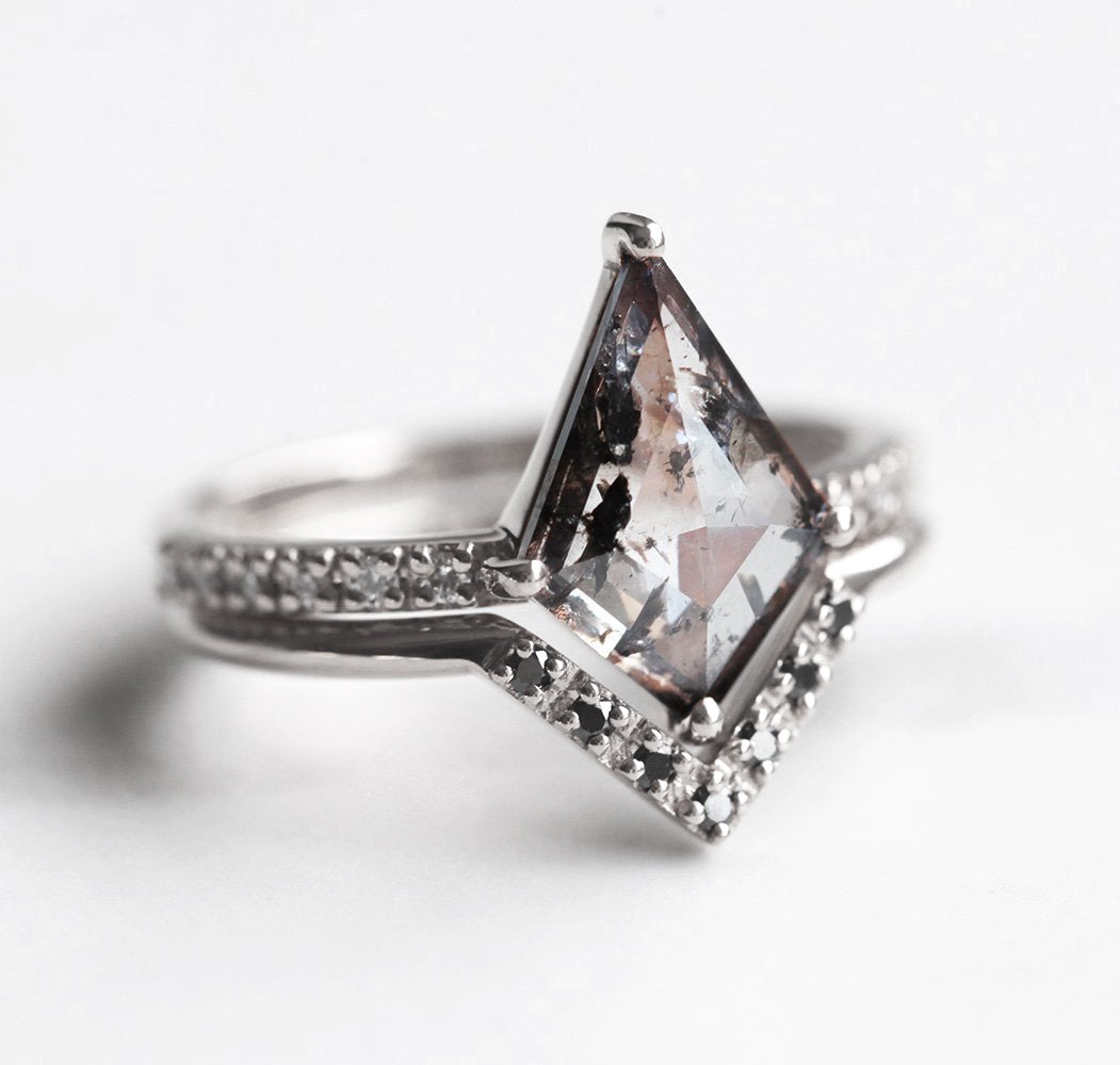 Kite Salt & Pepper Diamond. Platinring mit schwarzen und weißen Diamanten an der Seite