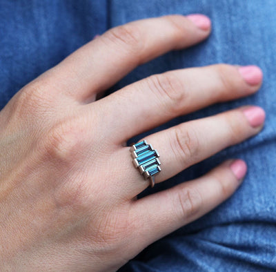 Blaugrüner Baguette-Alexandrit-Ring mit seitlichen Baguette-Alexandrit-Steinen