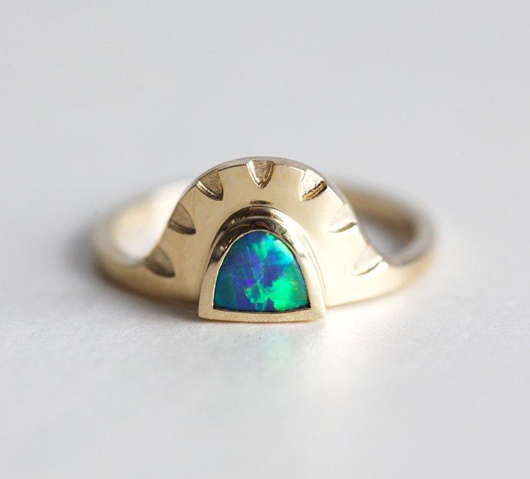 Halbmond-Goldring mit schwarzem Opal