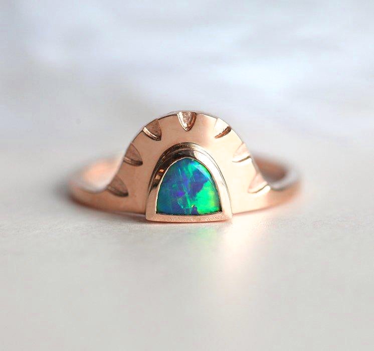 Halbmond-Goldring mit schwarzem Opal