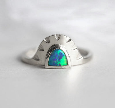 Halbmond-Goldring mit schwarzem Opal