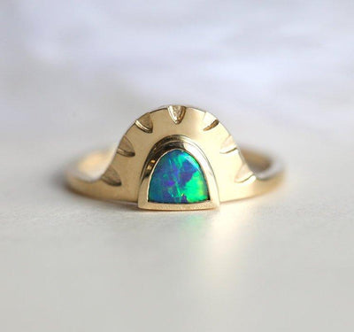 Halbmond-Goldring mit schwarzem Opal