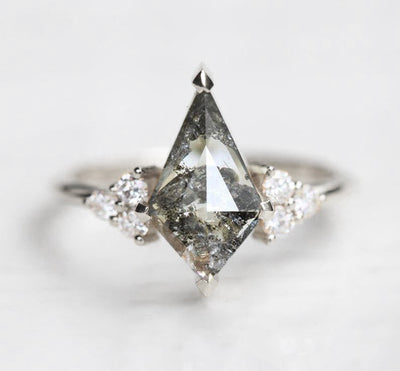 Kite Salt & Pepper Diamond, Platinring mit runden weißen Diamanten an der Seite