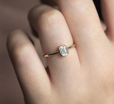 Solitär-Goldring mit weißem Diamant im Smaragdschliff