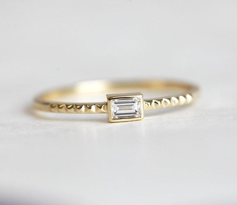 Baguette-Diamant-Solitär-Goldring mit feinem geometrischen Muster auf dem Ring