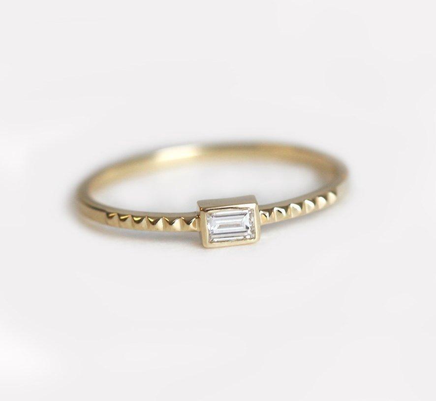 Baguette-Diamant-Solitär-Goldring mit feinem geometrischen Muster auf dem Ring