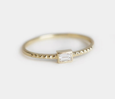 Baguette-Diamant-Solitär-Goldring mit feinem geometrischen Muster auf dem Ring