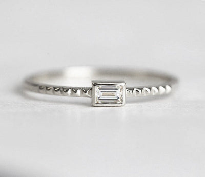 Baguette-Diamant-Solitär-Goldring mit feinem geometrischen Muster auf dem Ring