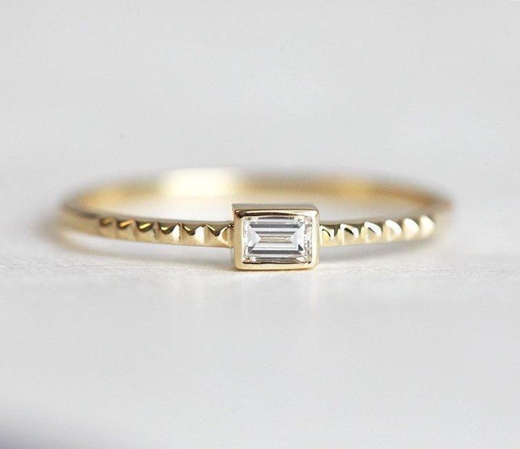 Baguette-Diamant-Solitär-Goldring mit feinem geometrischen Muster auf dem Ring