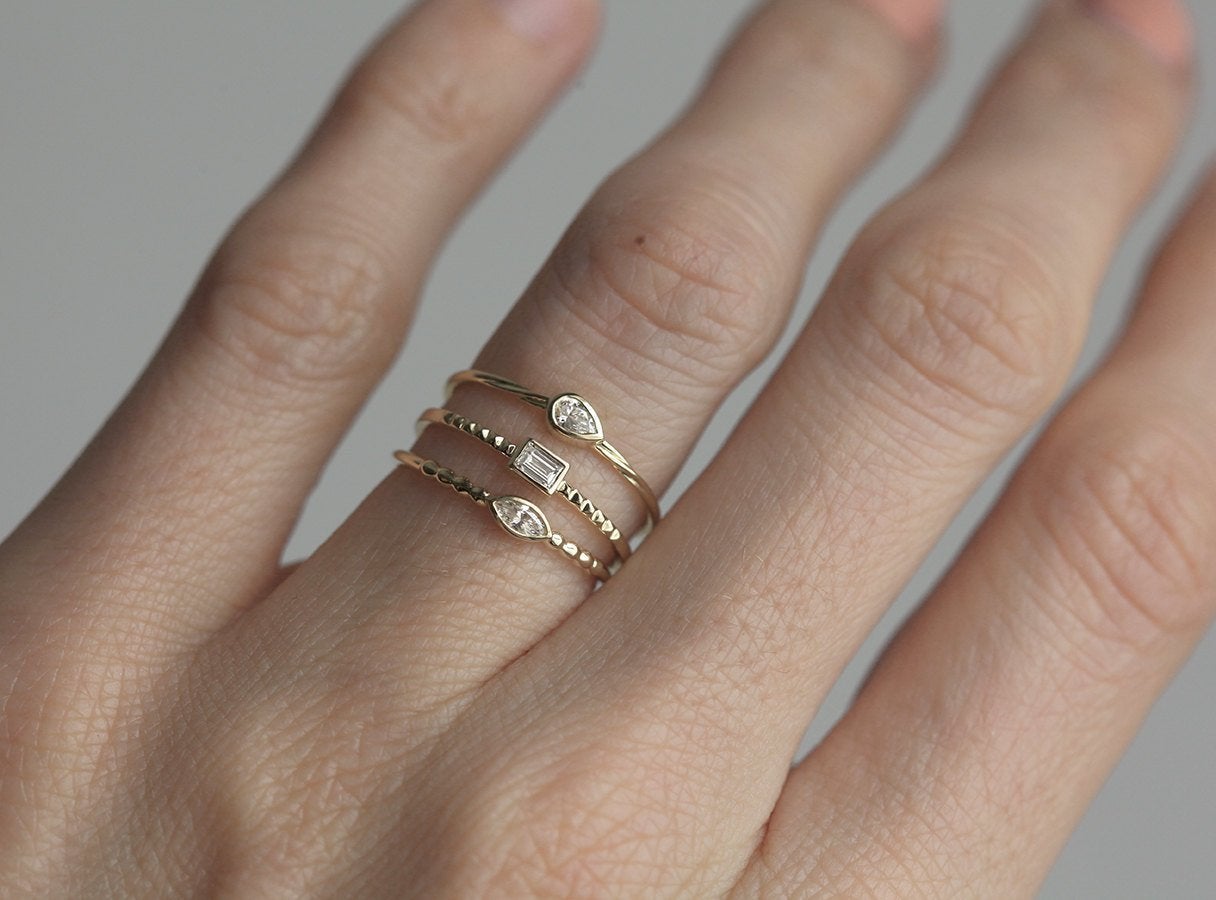 Baguette-Diamant-Solitär-Goldring mit feinem geometrischen Muster auf dem Ring