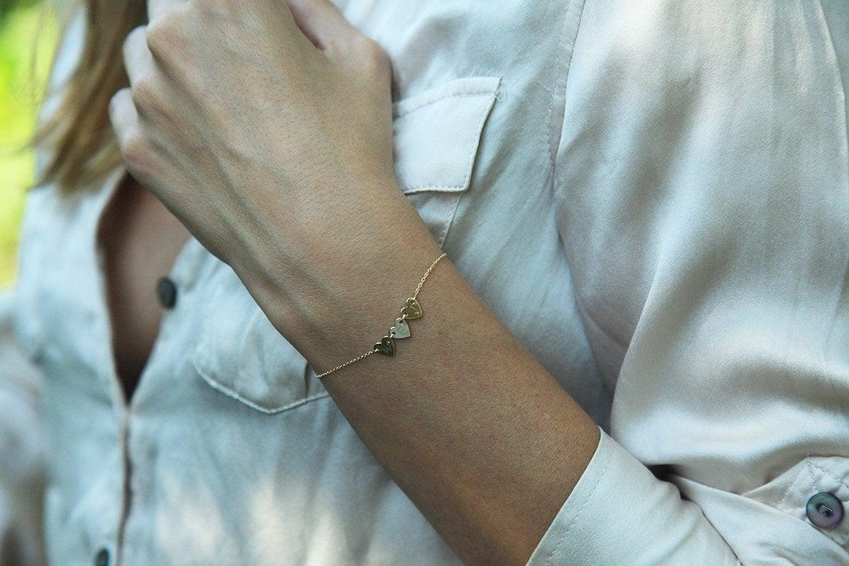 Goldkettenarmband mit drei Herzanhängern und personalisierten Initialen