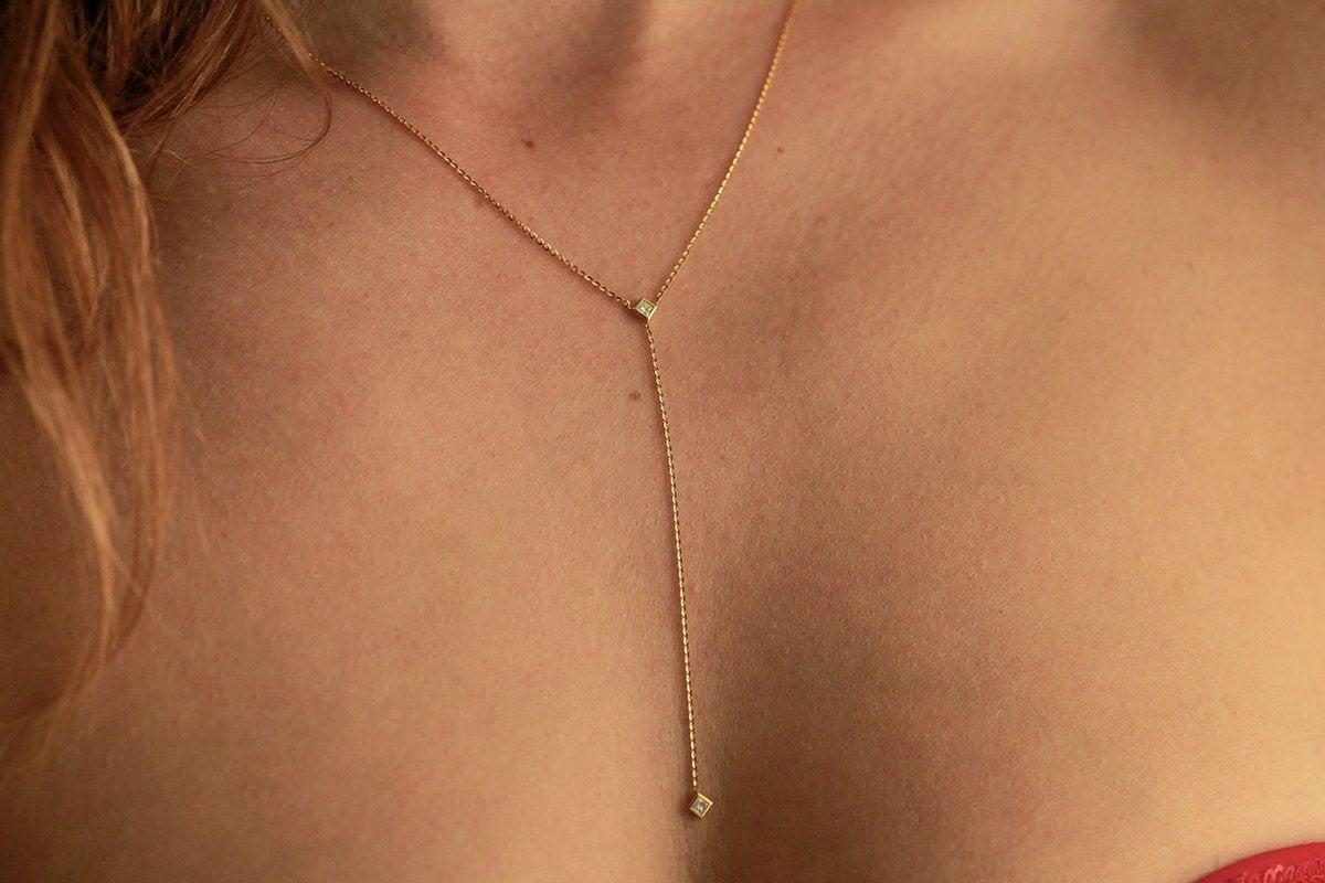 Goldene Lariat-Halskette mit weißem Diamant im Prinzessschliff