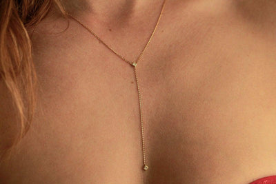 Goldene Lariat-Halskette mit weißem Diamant im Prinzessschliff