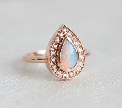 Weißer Birnen-Opal-Halo-Ring aus Roségold mit runden weißen Diamanten, die den Hauptedelstein umgeben