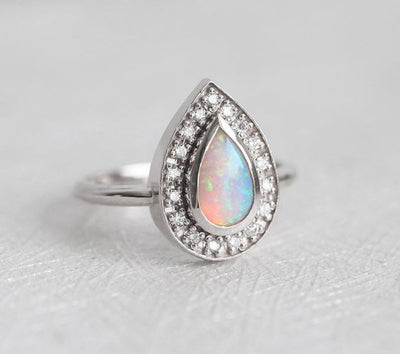 Halo-Ring aus Weißgold mit weißem Birnen-Opal und runden weißen Diamanten, die den Hauptedelstein umgeben