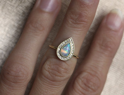 Weißer Birnen-Opal-Halo-Ring aus Gelbgold mit runden weißen Diamanten, die den Hauptedelstein umgeben