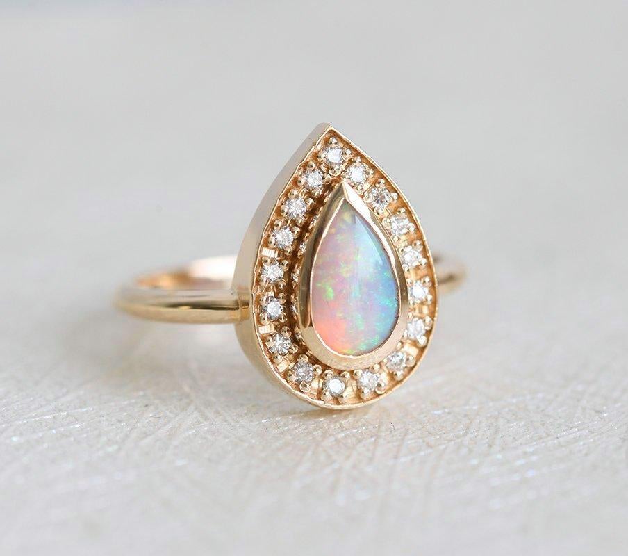 Weißer Birnen-Opal-Halo-Ring aus Gelbgold mit runden weißen Diamanten, die den Hauptedelstein umgeben