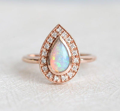 Weißer Birnen-Opal-Halo-Ring aus Roségold mit runden weißen Diamanten, die den Hauptedelstein umgeben