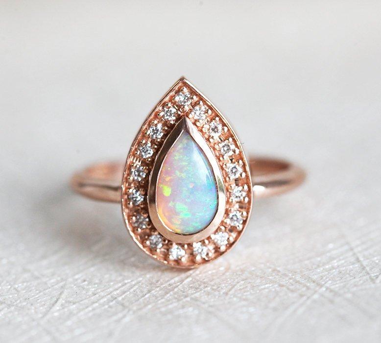 Weißer Birnen-Opal-Halo-Ring aus Roségold mit runden weißen Diamanten, die den Hauptedelstein umgeben