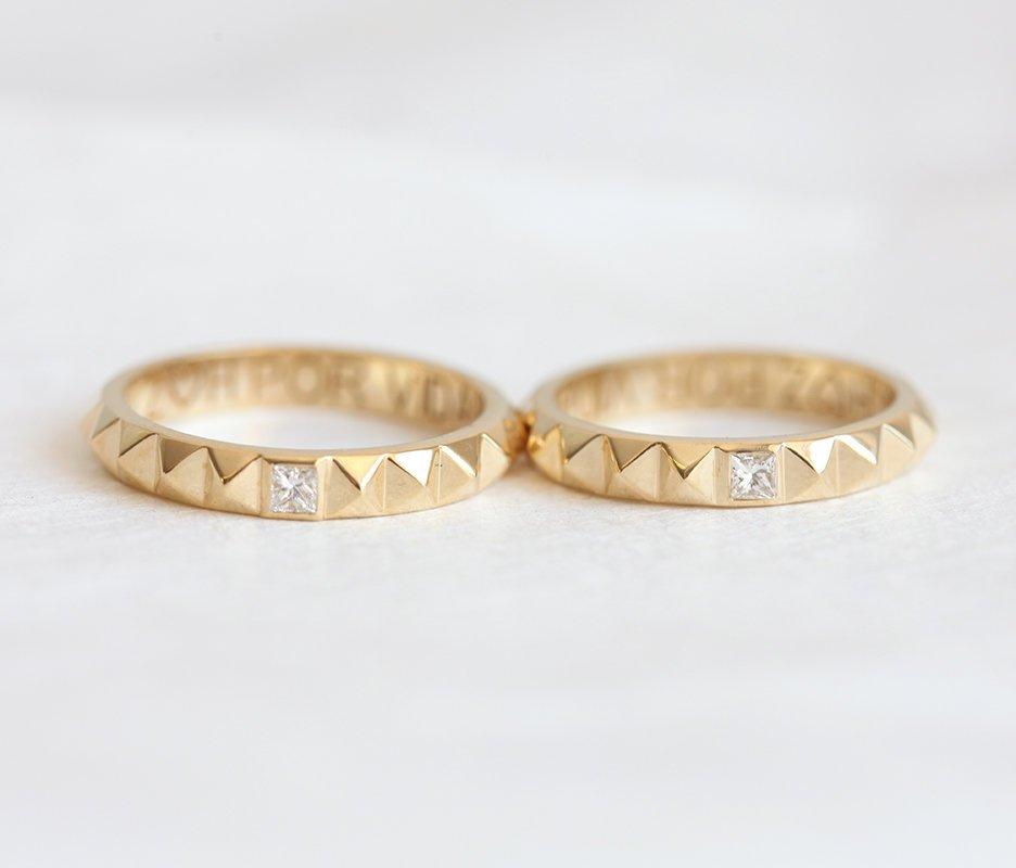 Unisex-Pyramidenstruktur-Ringset mit weißen Diamanten im Prinzessschliff für Sie und Ihn