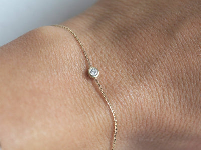 Goldkettenarmband mit rundem weißen Diamanten