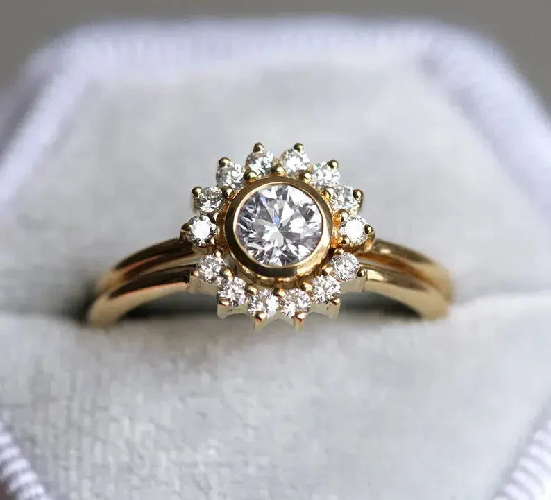 Femininer runder Braut-Halo-Ring mit weißen Diamanten und kleinen weißen runden Diamanten