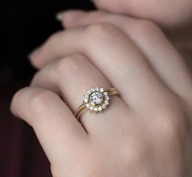 Femininer runder Braut-Halo-Ring mit weißen Diamanten und kleinen weißen runden Diamanten