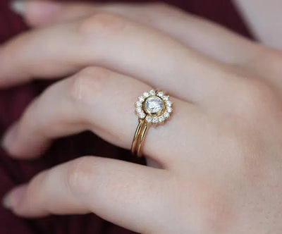 Femininer runder Braut-Halo-Ring mit weißen Diamanten und kleinen weißen runden Diamanten