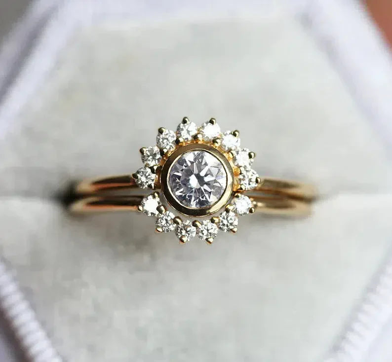 Femininer runder Braut-Halo-Ring mit weißen Diamanten und kleinen weißen runden Diamanten