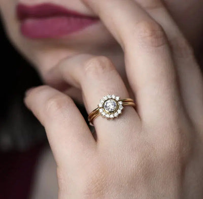 Femininer runder Braut-Halo-Ring mit weißen Diamanten und kleinen weißen runden Diamanten