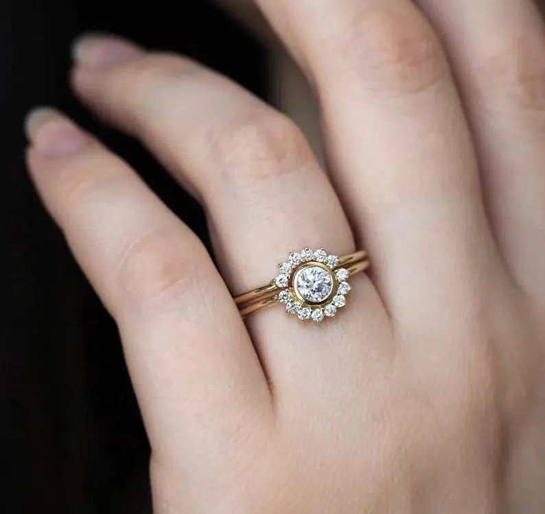 Femininer runder Braut-Halo-Ring mit weißen Diamanten und kleinen weißen runden Diamanten