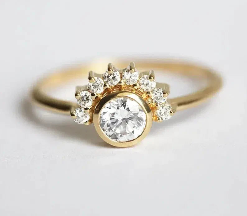 Femininer runder Braut-Halo-Ring mit weißen Diamanten und kleinen weißen runden Diamanten