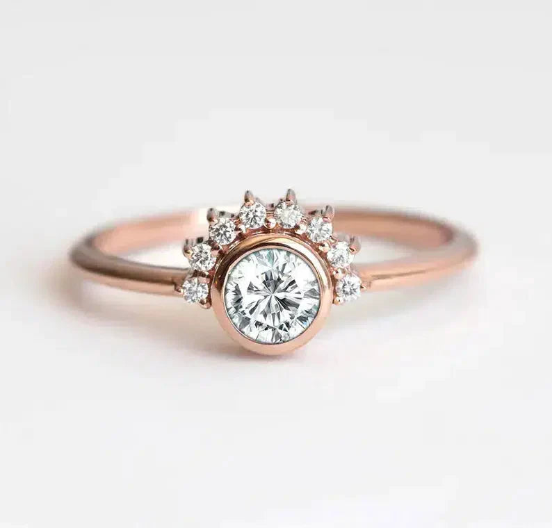 Femininer runder Braut-Halo-Ring mit weißen Diamanten und kleinen weißen runden Diamanten