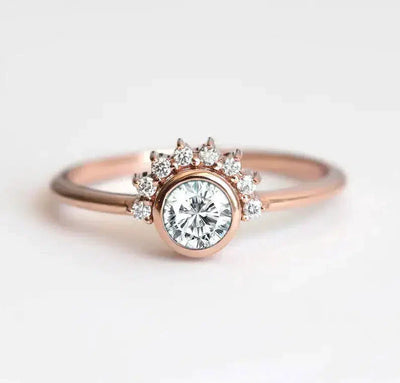 Femininer runder Braut-Halo-Ring mit weißen Diamanten und kleinen weißen runden Diamanten