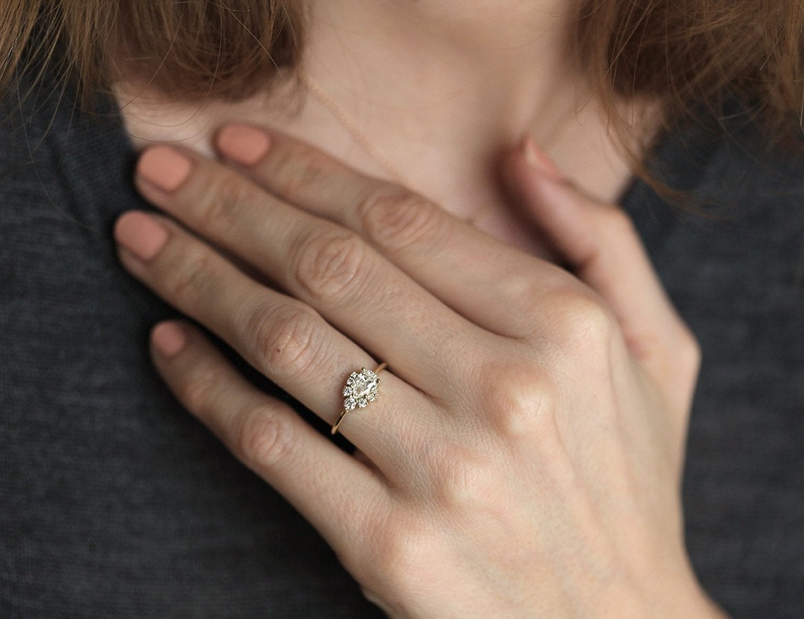 Birnenweißer Diamant-Cluster-Verlobungsring mit seitlichen weißen Diamanten